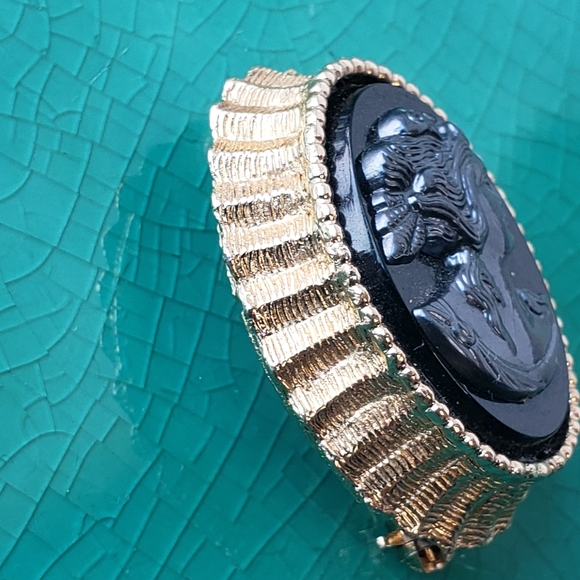 Sarah Coventry black & gold cameo brooch pin - Picture 4 of 7
